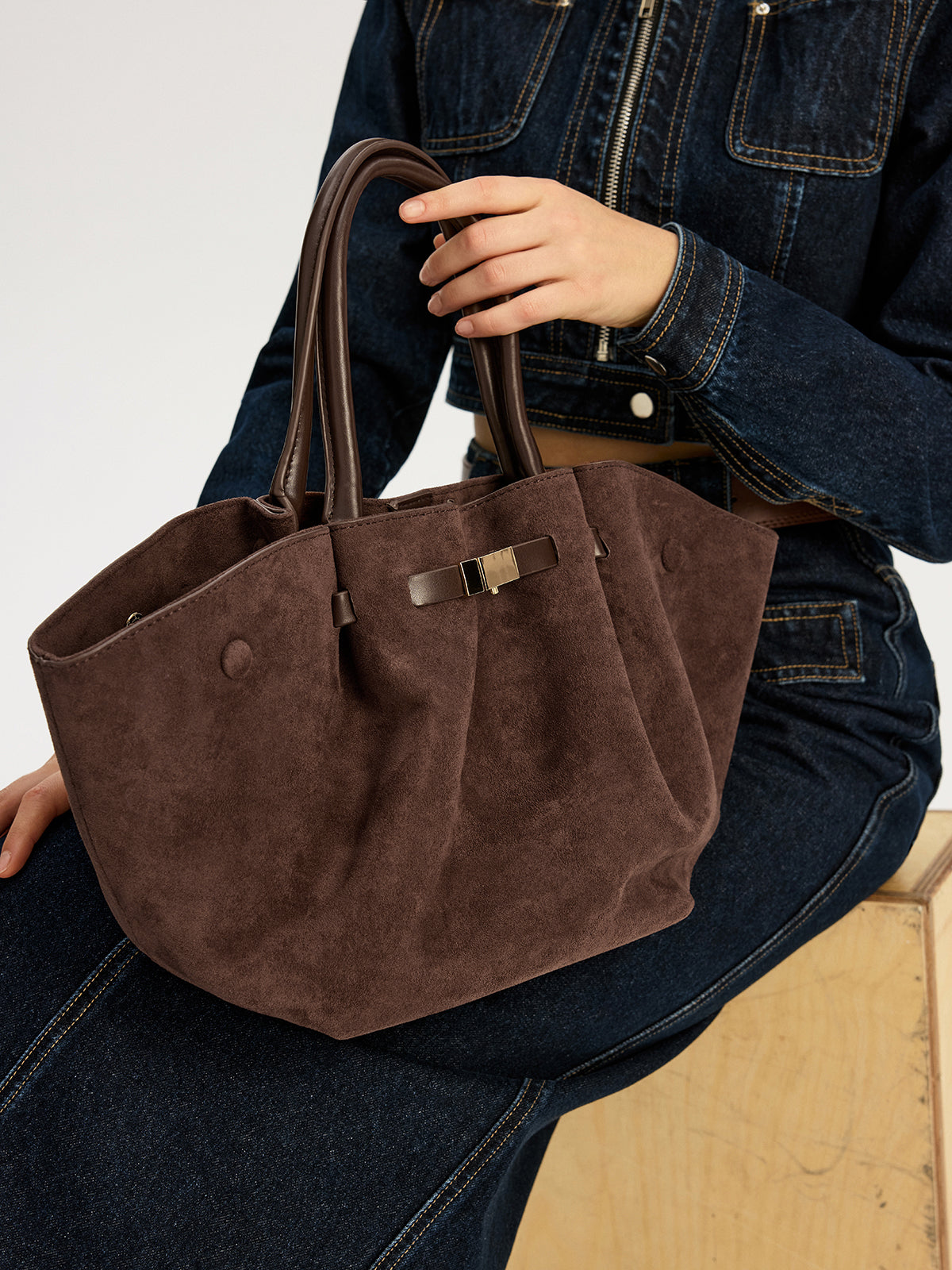 Torebka shopper z ozdobnym zapięciem na zatrzask